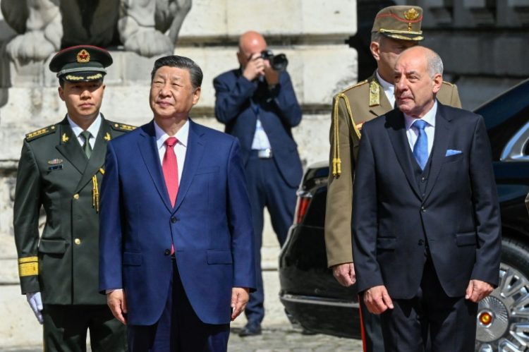 Hungarian President Tamas Sulyok received Chinese President Xi Jinping with military honours in Budapest on Thursday. ©AFP