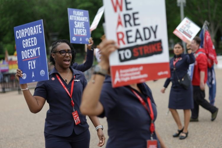 American Airlines flight attendants and their supporters form a picket line outside the White House. ©AFP